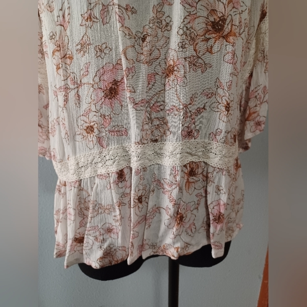 Bebop Floral Lace Trim Blouse - Picture 7 of 11